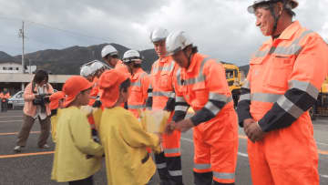 本格的な雪のシーズンを前に　冬季の安全願い雪氷作業車の出陣式　園児からエール【長野】
