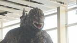 「「映画とほぼ同等の出来」鋭い爪に眼光・・・大迫力の"ゴジラ"　松本駅に現る　高さ約3.5メートル　長野・松本市」の画像1