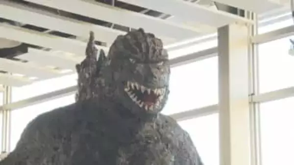 「映画とほぼ同等の出来」鋭い爪に眼光・・・大迫力の"ゴジラ"　松本駅に現る　高さ約3.5メートル　長野・松本市