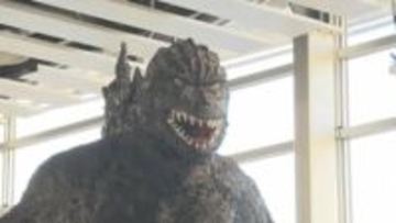 「映画とほぼ同等の出来」鋭い爪に眼光・・・大迫力の"ゴジラ"　松本駅に現る　高さ約3.5メートル　長野・松本市
