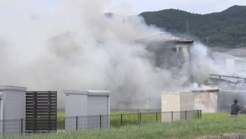 【続報】岡谷市住宅3棟焼く火事　約6時間後に鎮火　火元とみられる住宅から1人の遺体見つかる　住人と連絡が取れず【長野】