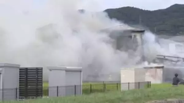 【続報】岡谷市住宅3棟焼く火事　約6時間後に鎮火　火元とみられる住宅から1人の遺体見つかる　住人と連絡が取れず【長野】