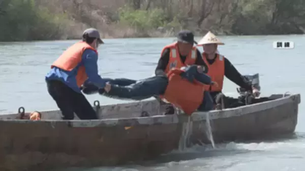 大型連休を前に天竜川で「川下り舟」の安全点検　船頭と客が川に落ちた想定で救助訓練　運航会社「安全意識を高めていきたい」【長野・飯田市】