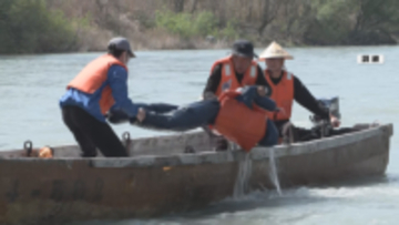 大型連休を前に天竜川で「川下り舟」の安全点検　船頭と客が川に落ちた想定で救助訓練　運航会社「安全意識を高めていきたい」【長野・飯田市】