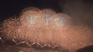 「空気が澄んでいてすごくきれい」　約1万発の花火を打ち上げ　長野市の晩秋の夜空彩る【長野】