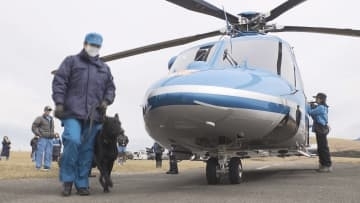 音にびっくり？尻込みしてしまう犬も　「警察犬のヘリ空輸訓練」　事件や災害時に広域の現場に駆け付けられるように…【長野】