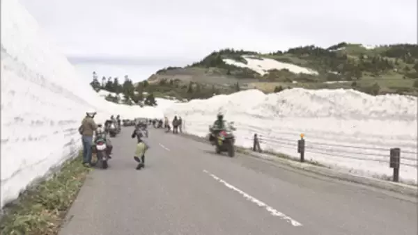 志賀草津高原ルート開通　先頭の人「夜勤が終わってそのままこちらに」　雪の壁は最大3メートル【長野】