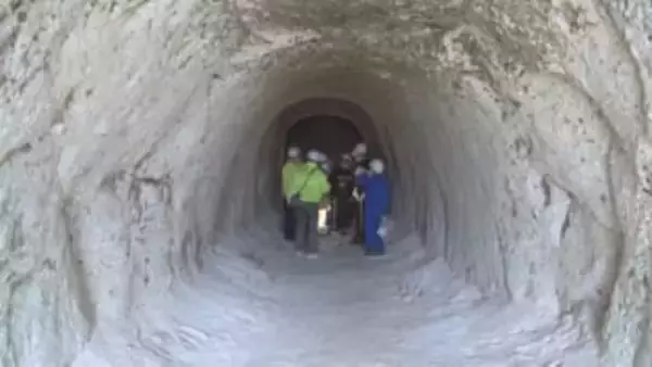 太平洋戦争末期に旧海軍が掘った「大本営海軍部壕」を地元の小学生が見学　全長100メートルの地下壕　長野市安茂里