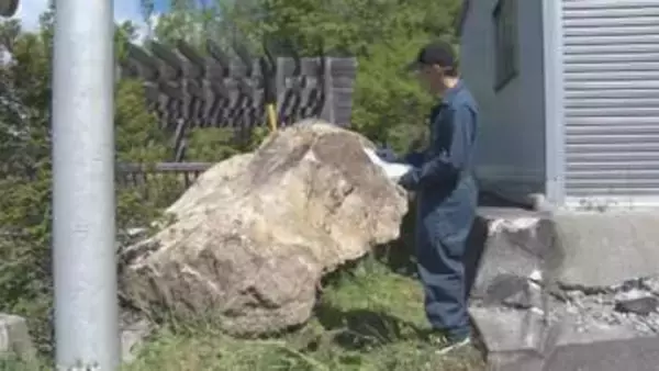 「転がるっていうよりはねて来た」巨大な岩が住宅の車庫を直撃　地面をバウンドしながら斜面を下る　アスファルトをえぐる　一体なぜ？【長野・松本市】