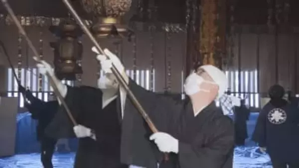 「来年は平穏無事に笑顔で暮らせる1年に」　長野市・善光寺で1年のほこりを落とす「おすす払い」