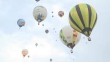 佐久市で恒例のバルーンフェスティバル　色とりどりの熱気球が佐久の空を飛ぶ　「思ったよりいっぱいあってびっくりした」