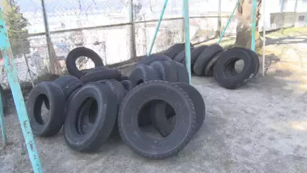 “不法投棄”ではなかった…閉校グラウンドの廃タイヤ３２本は“一時保管”と判明【長野】