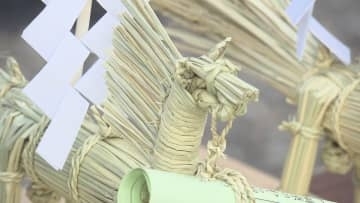 1年の幸せを願って… 縁起物の「神馬」求めて約600人　くじ引きで当たる確率は９人に１人！　わらで作った馬の縁起物をくじで引き当てる伝統の祭り　わら駒祭り【長野】