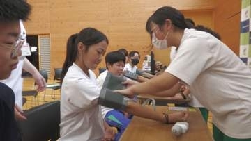 駒ヶ根市の中学校で地元企業など38社集まるキャリアフェス　1年生が将来の働き方についてイメージ「地域に恩返ししたい気持ちも…」【長野】