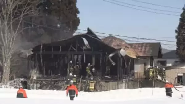 「あっという間に廊下のカーテンが燃えた」信濃町で住宅全焼　焼け跡から１人の遺体　住人の80代の女性と連絡が取れず【長野】