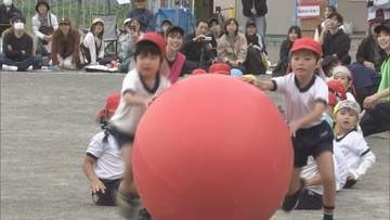 「金のメダルもらった！」認定こども園で運動会…長雨の影響で室内での練習多く　園児138人が練習の成果を披露【長野・松本市】
