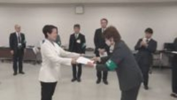 「期待に応えられるよう全力で働きたい」【衆院選】長野2区で初当選 自民・藤田ひかるさんに当選証書【長野】