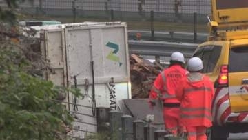 中央道でトラック横転　積み荷の木材散乱　駒ヶ根IC～伊那ICの上り線が通行止めに　トラック運転の50代男性にけがなし【長野】