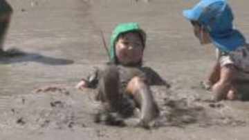 「楽しい！」　田植え前の田んぼで元気いっぱい泥んこ遊び　土の感触楽しむ　保育園の食育の一環でコメ作り学ぶ【長野・飯田市】