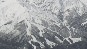 長野県白馬村の山中で雪崩に巻き込まれ･･･外国籍の男性1人と連絡取れず　3人パーティー　バックカントリーでスノーボードで滑走中　知人を介して救助要請　警察などが26日朝から捜索予定