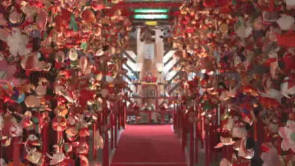 華やか…天井から降り注ぐように　約2000体の人形　根羽村の「つるしびな」子どもの健やかな成長や健康を願う【長野】