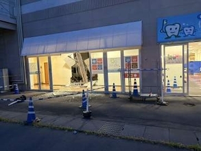 佐久市の大型商業施設の店舗に車突っ込む　男子中学生と40代男性がけがをし搬送　車運転の80代男性にけがなし【長野】
