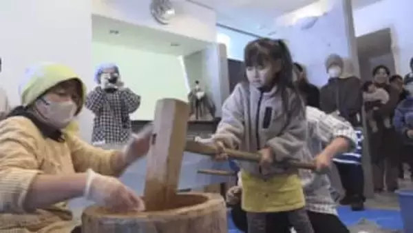 つきたての餅を振る舞う　長野県飯田市の川本喜八郎人形美術館