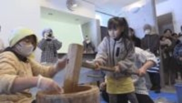 つきたての餅を振る舞う　長野県飯田市の川本喜八郎人形美術館