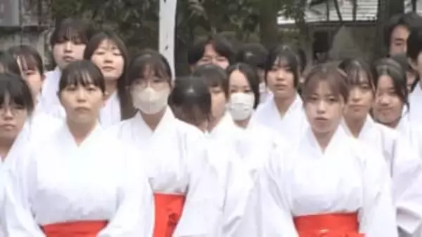 安曇野市の穗髙神社で年末年始の巫女研修　高校生と大学生の計32人を採用　縁起物やお守りの渡し方など学ぶ【長野】