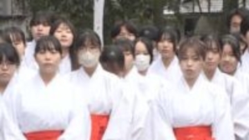 安曇野市の穗髙神社で年末年始の巫女研修　高校生と大学生の計32人を採用　縁起物やお守りの渡し方など学ぶ【長野】