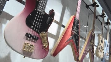 長野県松本市でギターの展示発表会　松くい虫被害のアカマツで作られたギターも