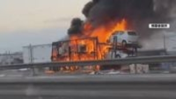 更埴JCTでキャリアカー炎上　荷台の車６台全焼　けん引していたトレーラーの左後ろタイヤから出火　長野道・下り線は「4時間40分」通行止め【長野】