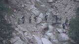 「【続報】仮設の橋を設置　沢を歩いて渡り下山する人の姿も　北アルプス登山口への県道で土石流　約390人が一時孤立　完全復旧の見通しは立たず【長野】」の画像1