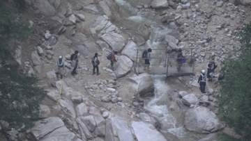 【続報】仮設の橋が設置され歩いて沢を渡り下山する人も　　北アルプスの登山口への県道で土石流　約400人が一時孤立　完全復旧の見通しは立たず【長野】