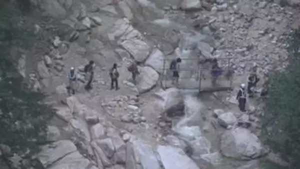 【続報】仮設の橋を設置　沢を歩いて渡り下山する人の姿も　北アルプス登山口への県道で土石流　約390人が一時孤立　完全復旧の見通しは立たず【長野】