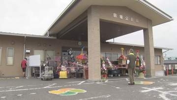 お盆休み遊び疲れた若者たちが「もう1日休みたい！」南箕輪村で伝統行事「盆正月」　正月飾りなどで公民館の入り口を封鎖　区長「きょう1日お休みにしたいと思います」【長野】
