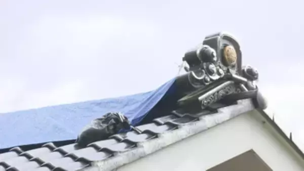 壊れた屋根にシートを張る応急措置　震度5強の地震から初の雨　大町市を中心に屋根瓦の一部落下する被害74軒　土砂崩れなどに注意を【長野】