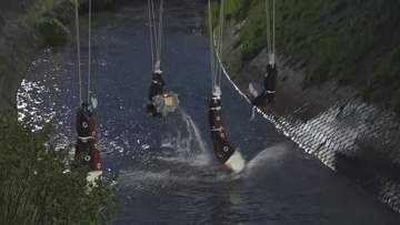 獅子頭役が橋から逆さにつるされる神事は必見　千曲市で雨宮の御神事　9年ぶりの通常開催　獅子頭を前後に激しく振り、災いや厄を水に流す【長野】