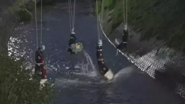 獅子頭役が橋から逆さにつるされる神事は必見　千曲市で雨宮の御神事　9年ぶりの通常開催　獅子頭を前後に激しく振り、災いや厄を水に流す【長野】