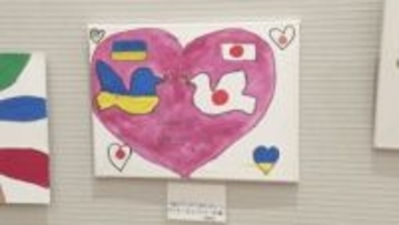 カラフルな絵の中に爆撃の様子が描かれているものも…　ロシアによるウクライナ侵攻から4年　戦地に残る子どもたちが描いた絵画展　上田市で開催　１日まで