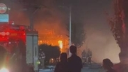 「厨房から出火した」未明に長野市の中華料理店で火事　木造一部鉄骨造りの平屋の店舗約160平方メートルを全焼　店には店主1人逃げて無事　現場は小学校や住宅が立ち並ぶ地域で一時騒然【長野】