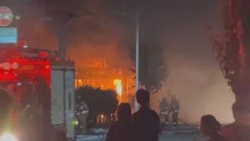 「厨房から出火した」未明に長野市の中華料理店で火事　木造一部鉄骨造平屋の店舗約160平方メートルを全焼　店には店主1人逃げて無事　現場は小学校や住宅が立ち並ぶ地域で一時騒然【長野】