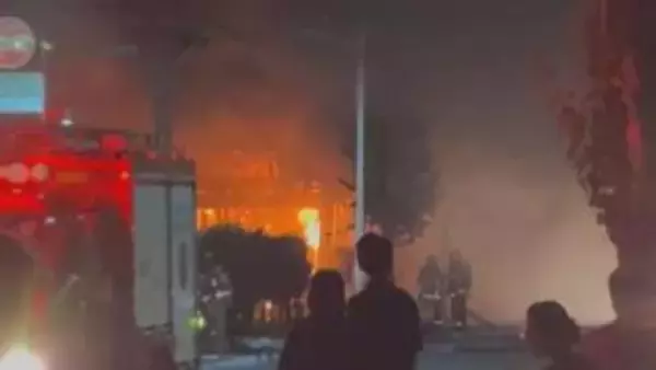 「厨房から出火した」未明に長野市の中華料理店で火事　木造一部鉄骨造りの平屋の店舗約160平方メートルを全焼　店には店主1人逃げて無事　現場は小学校や住宅が立ち並ぶ地域で一時騒然【長野】