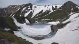 「“ドラゴンアイ”龍の瞳　御嶽山の三ノ池で今だけの神秘的な姿　白い雪とコバルトブルーの水　マナー守って楽しんで【長野】」の画像1