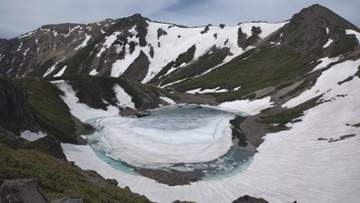“ドラゴンアイ”龍の瞳　御嶽山の三ノ池で今だけの神秘的な姿　白い雪とコバルトブルーの水　マナー守って楽しんで【長野】