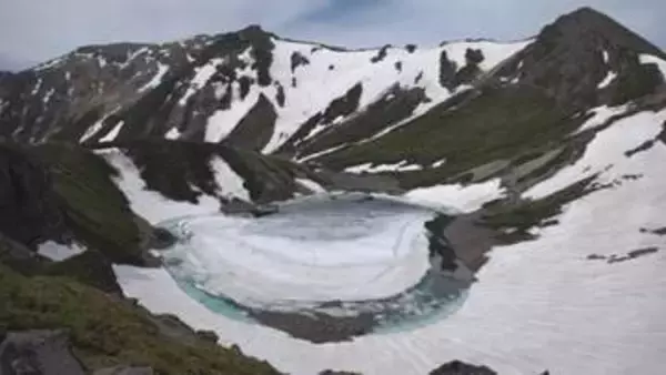 “ドラゴンアイ”龍の瞳　御嶽山の三ノ池で今だけの神秘的な姿　白い雪とコバルトブルーの水　マナー守って楽しんで【長野】