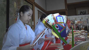 今年は25万人が参拝…諏訪大社で来年の縁起物準備　「午」の絵馬や破魔矢など16種類