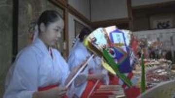 今年は25万人が参拝…諏訪大社で来年の縁起物準備　「午」の絵馬や破魔矢など16種類