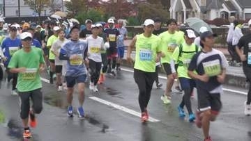 諏訪湖畔を駆け抜ける秋の風物詩「諏訪湖マラソン」　時折小雨降る空模様　約7000人のランナーが健脚競う【長野】
