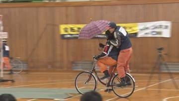 プロのスタントマンが自転車事故を再現　高校で交通安全教室　自転車が関係する事故160件 2人死亡【長野・佐久市】